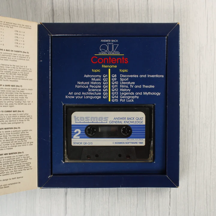 A nyitott doboz belseje a magnókazettával és a témakörök listájával