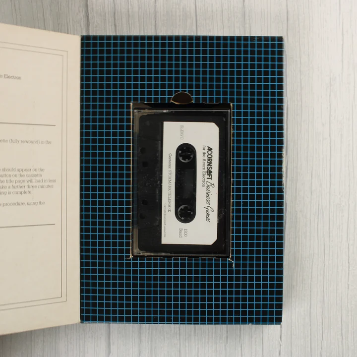 A nyitott doboz belseje a magnókazettával