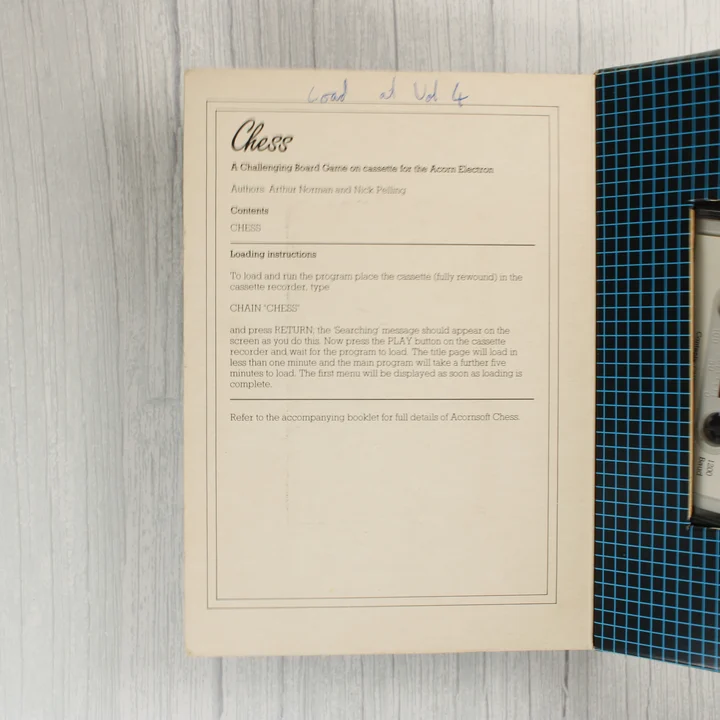 Acornsoft Chess betöltési útmutató Az Acornsoft Chess belső borítója és betöltési útmutatója
