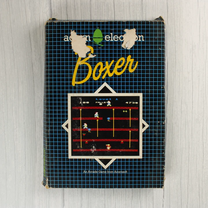 A Boxer videójáték dobozának előlapja kék négyzethálós háttérrel és sárga felirattal.