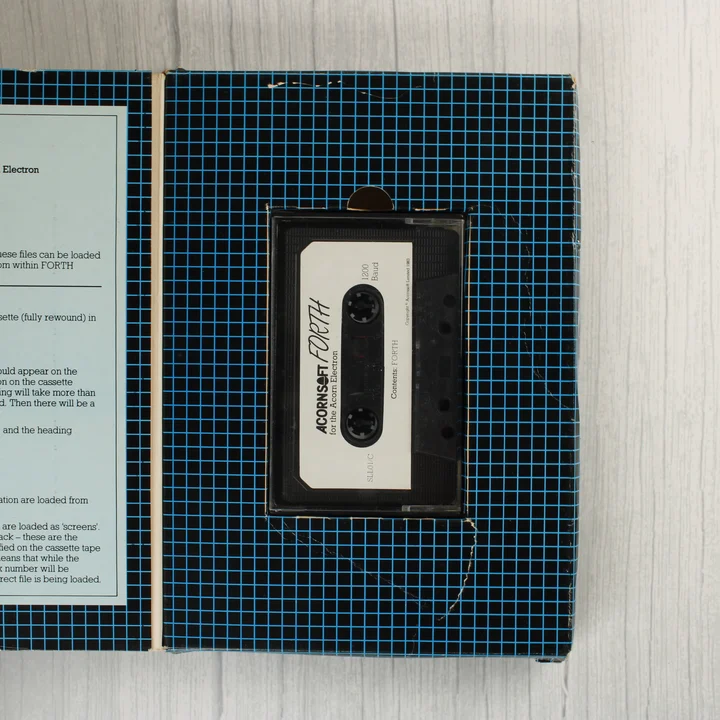 Acornsoft FORTH kazetta Acornsoft FORTH szoftverkazetta a nyitott dobozban