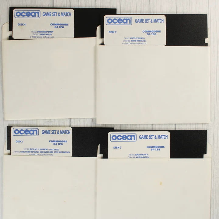 Négy darab 5,25 colos floppy lemez papírtokban