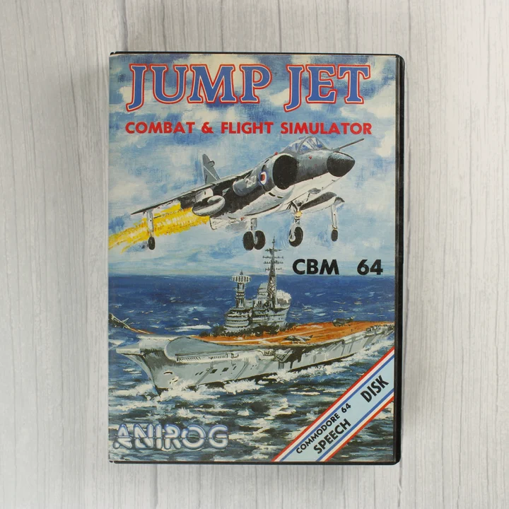 A Jump Jet Commodore 64 játék előlapi borítója egy repülőgéppel és egy hordozóhajóval.
