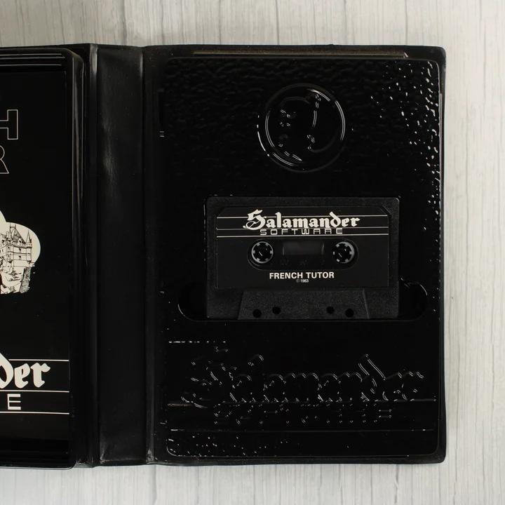 A szoftvert tartalmazó fekete kazetta a tokban