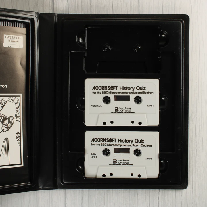 History Quiz kazetták A nyitott tok belseje a két fehér magnókazettával.