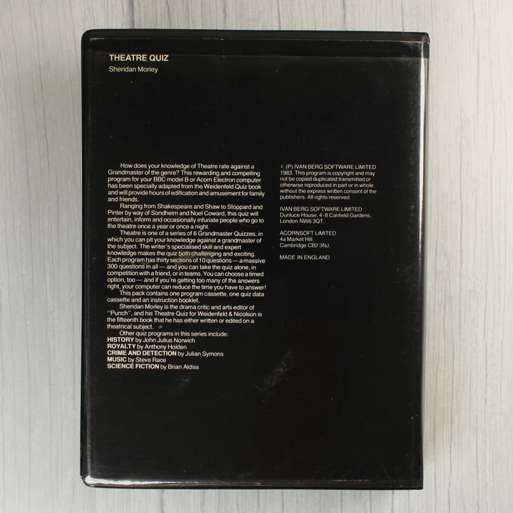 A Theatre Quiz videójáték dobozának hátoldala angol nyelvű leírással.