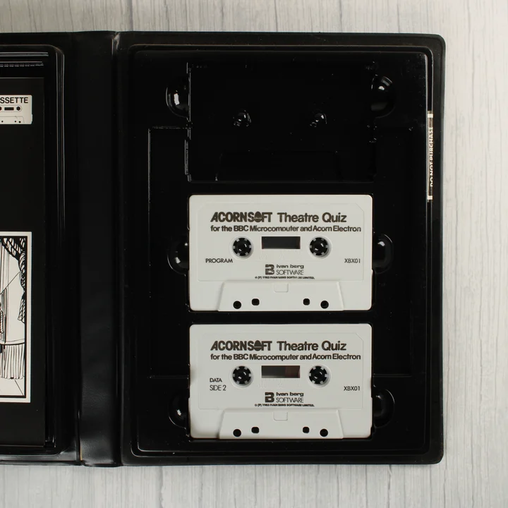 A nyitott tok belseje két fehér programkazettával.