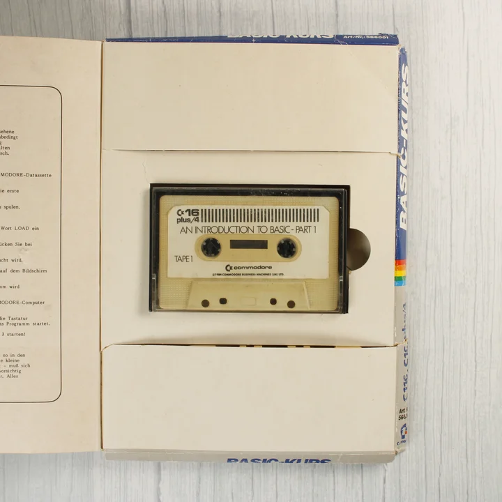 A nyitott doboz belseje a magnetofonkazettával