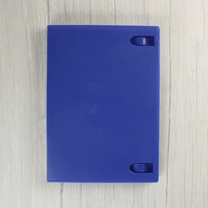 Zárt kék PlayStation 2 videójáték-tok külső nézete