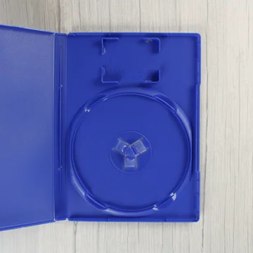 Nyitott kék PlayStation 2 videójáték-tok belső nézete