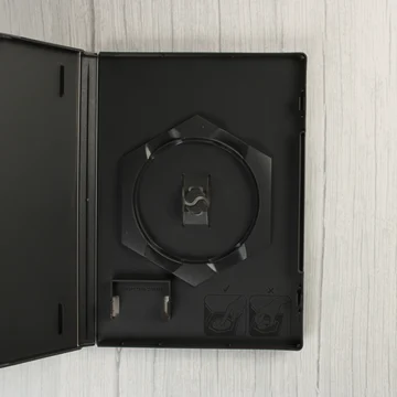 Nyitott Nintendo GameCube tok belső kialakítása lemez- és memóriakártya-tartóval