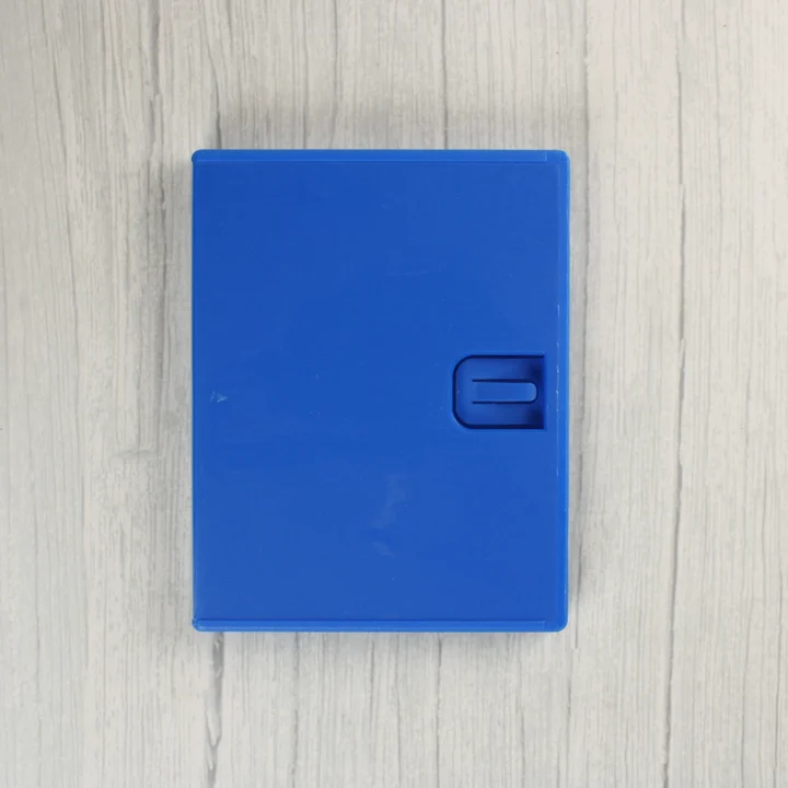 Kék PlayStation Vita játéktok zárt állapotban