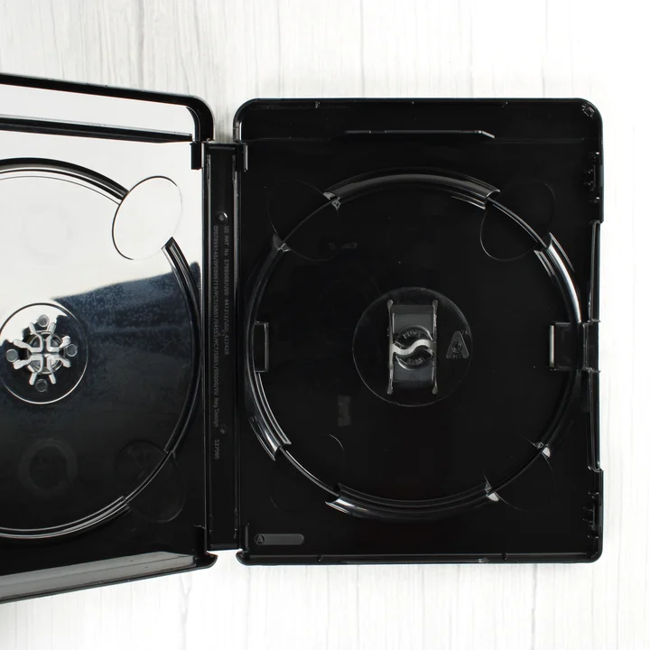 Nyitott fekete 4K Ultra-HD Blu-ray tok belső nézete két lemezhellyel