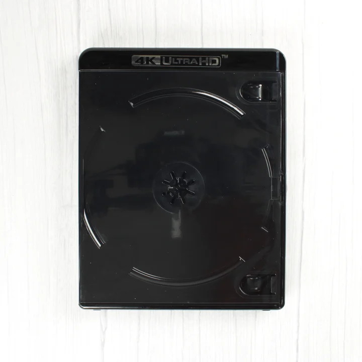 Zárt fekete 4K Ultra-HD Blu-ray tok elölnézete ezüst logóval