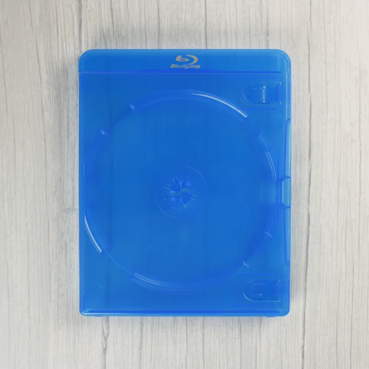 Zárt, áttetsző kék Blu-ray tok elölnézete