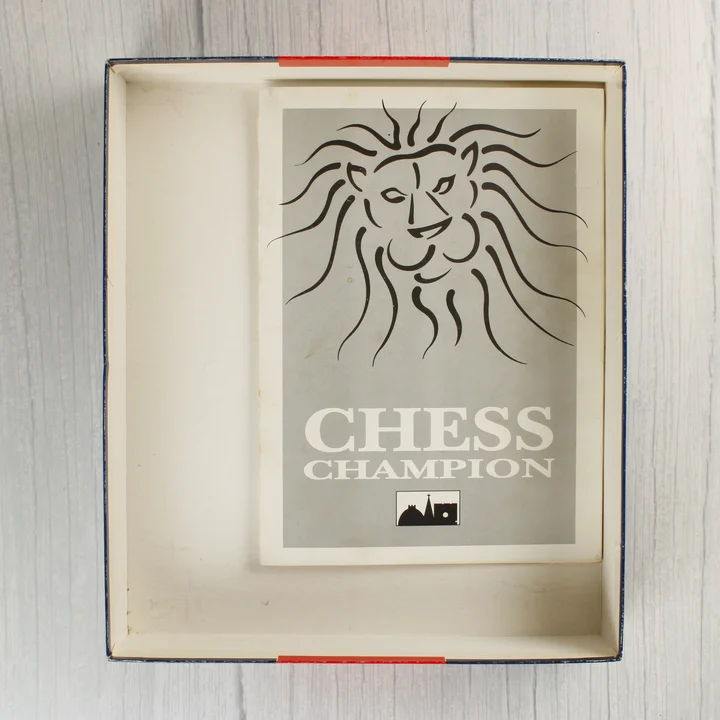 Chess Champion 2175 kézikönyv A Chess Champion 2175 használati útmutatója a nyitott dobozban.