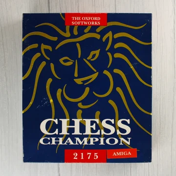 A Chess Champion 2175 Amiga játék sötétkék doboza aranyszínű oroszlánfejjel.