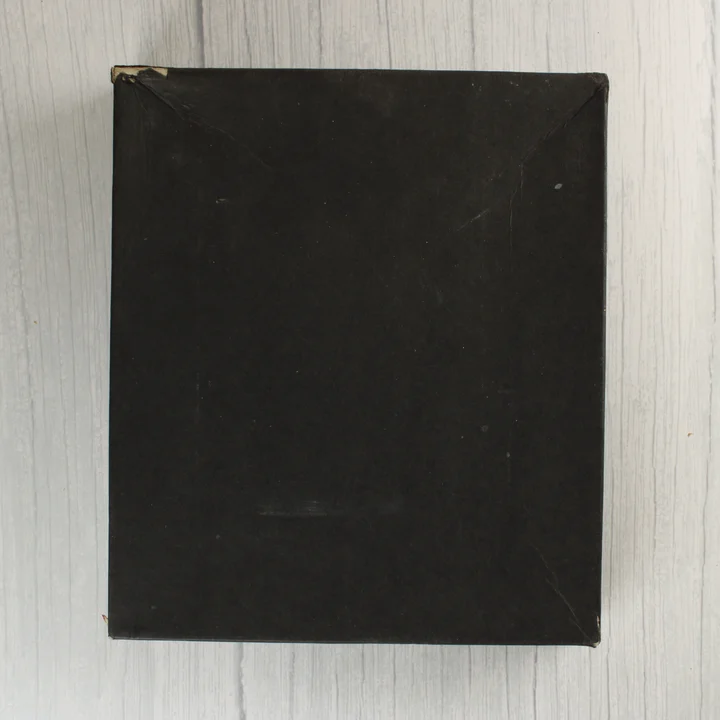 Fekete, négyzet alakú kartondoboz felülnézetből