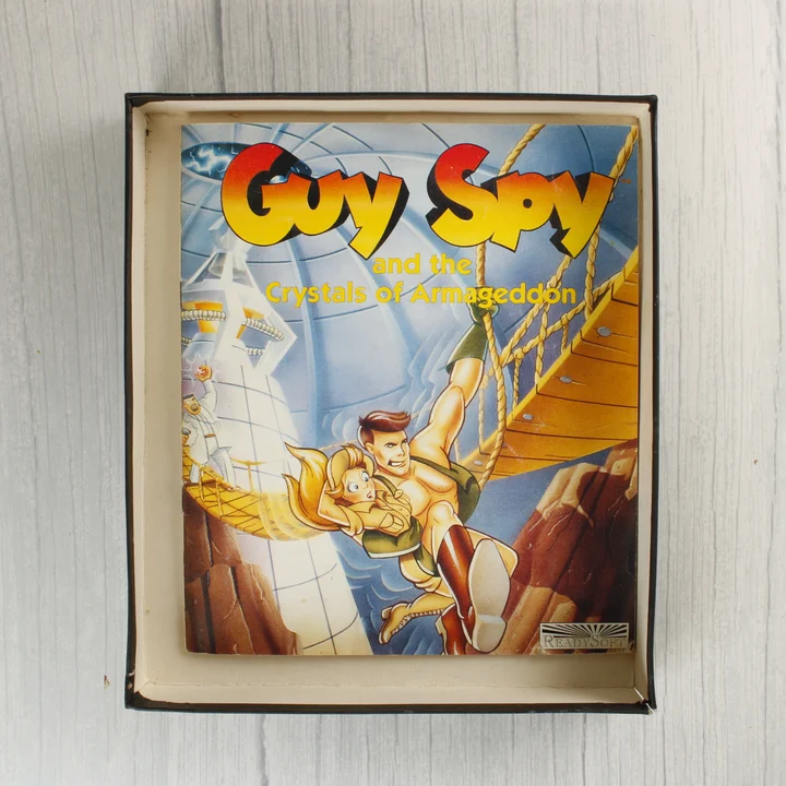 A Guy Spy videójáték színes kézikönyve a nyitott dobozban