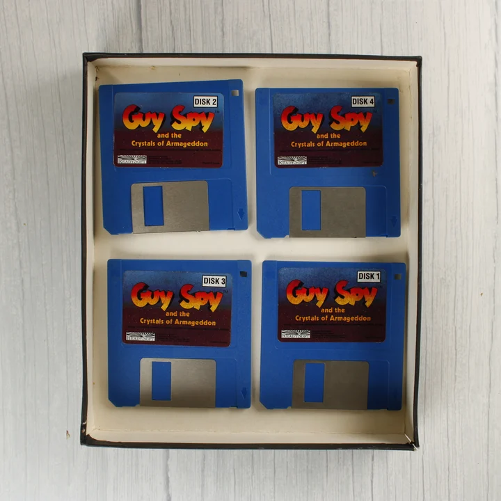 Négy darab kék 3,5 colos floppy lemez a dobozban