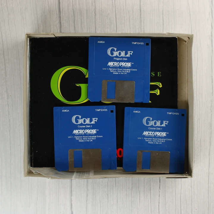 MicroProse Golf floppy lemezek Három kék floppy lemez a MicroProse Golf játékhoz