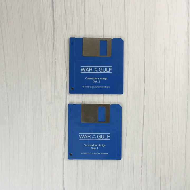 War in the Gulf floppyk Két kék Amiga floppy lemez