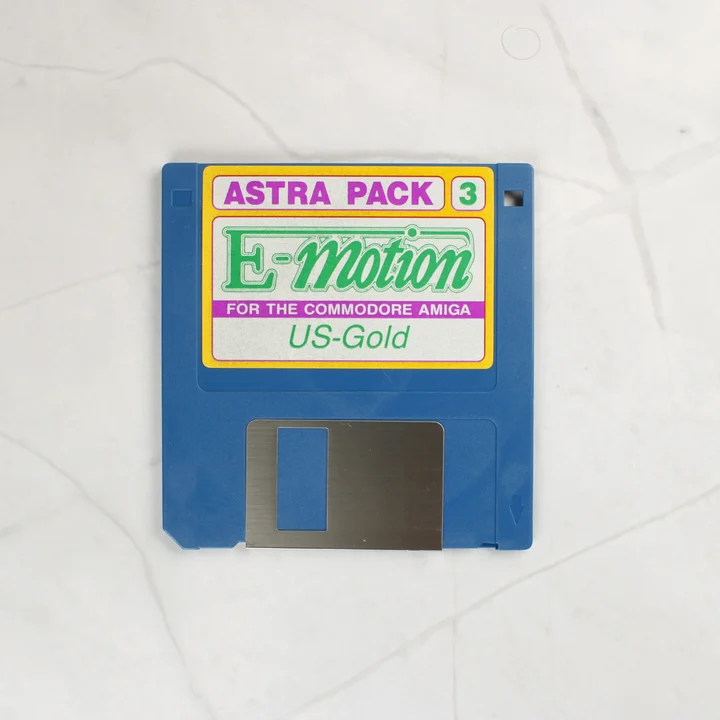 Kék színű 3,5 colos floppy lemez E-Motion felirattal