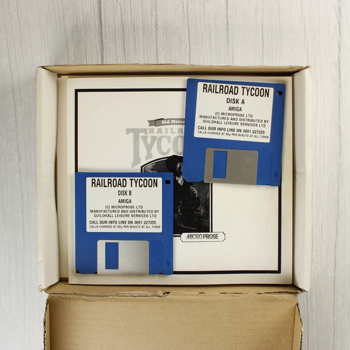 Két kék floppy lemez a Railroad Tycoon játékhoz