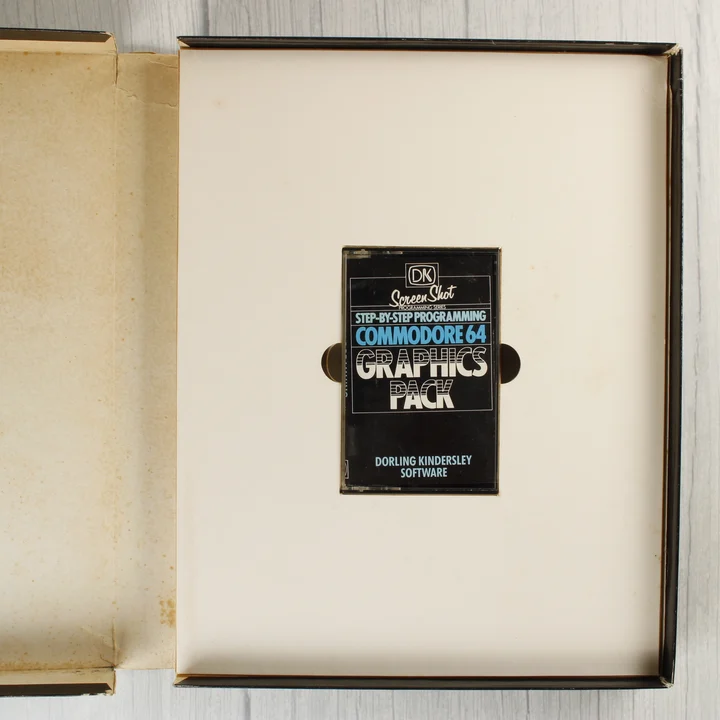 Nyitott doboz a szoftverkazettával