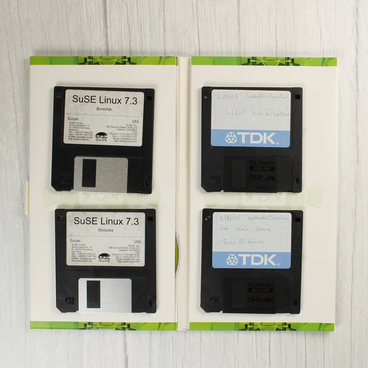Négy darab 3,5 colos floppy lemez a SuSE Linux csomagból
