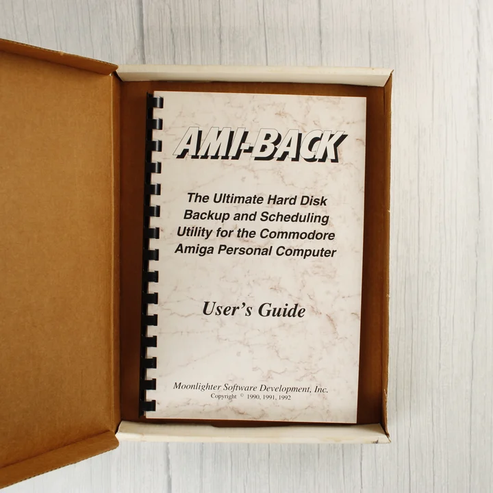 A spirálkötésű Ami-Back felhasználói kézikönyv a nyitott dobozban
