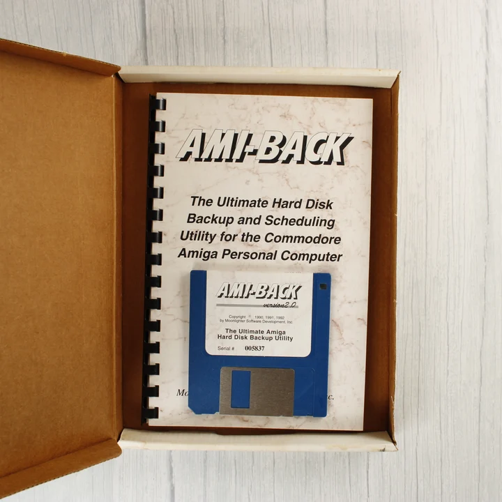 A kék színű 3,5 colos Ami-Back floppy lemez a kézikönyvön