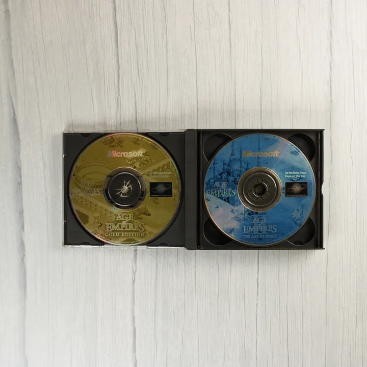 Nyitott CD-tok két játéklemezzel