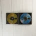 Nyitott CD-tok két játéklemezzel